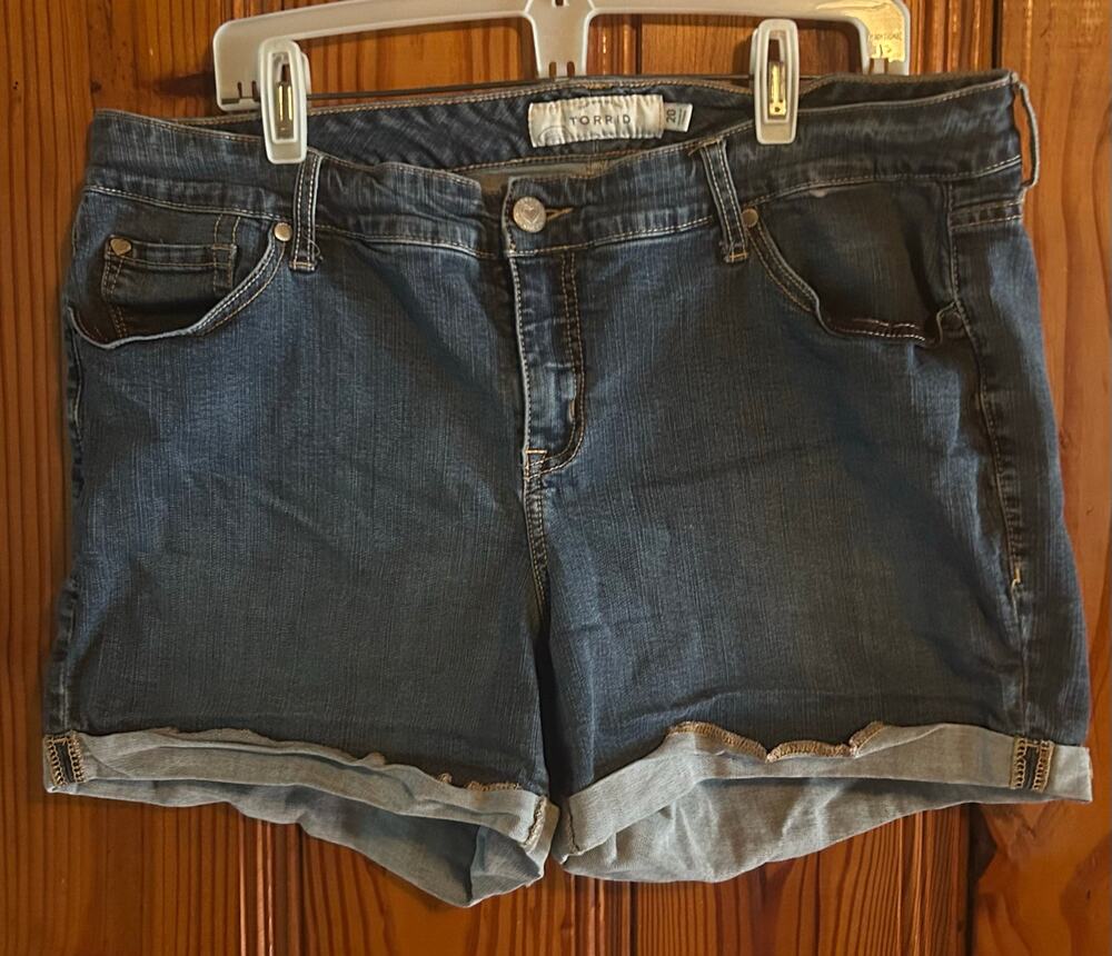 Torrid Women’s denim shorts high rise jean roll up 5’’ size 20